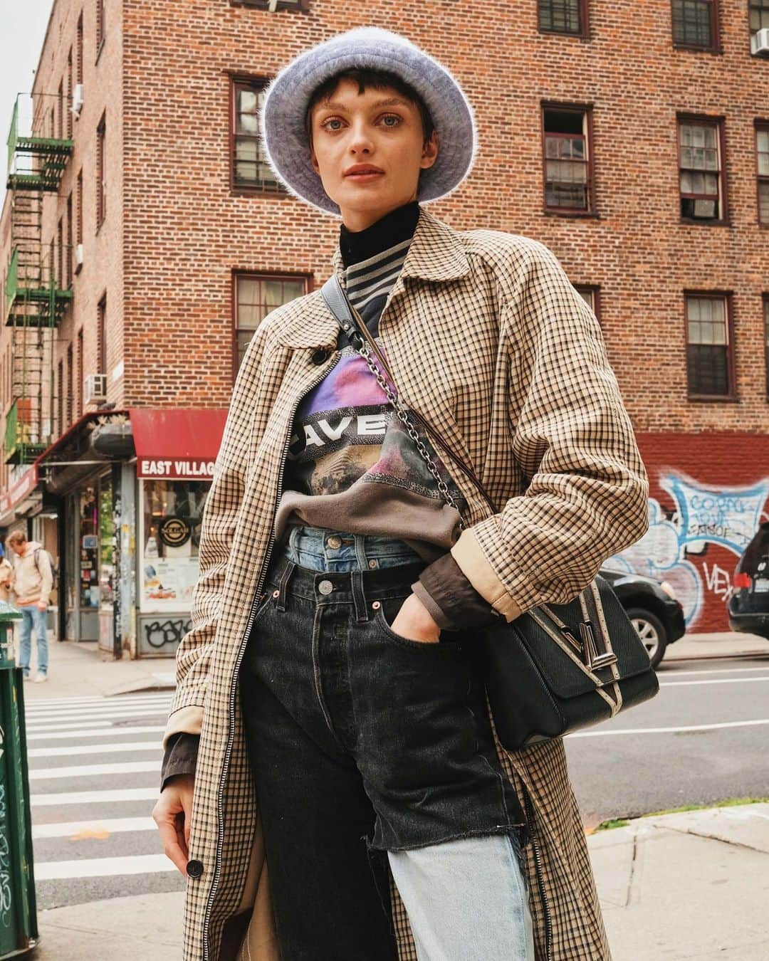 New York Times Fashionのインスタグラム：「Transitioning your wardrobe from spring to summer might feel impossible, but it isn’t. The key? Don’t worry about following rules.  The style on the streets of New York has been all over the place during the first weeks of spring, according to the photographer @simbarashecha. People in winter coats were standing next to people in shorts. The most telling sign of spring might have been that, with many outfits, there was an umbrella.  But there were other sartorial cues that signaled the arrival of warmer days. Beige and white became more ubiquitous shades than gray and black. Bare shoulders shared the street with many oversize blazers.  Most people seemed to follow few if any rules when getting dressed, except for embracing the season’s unpredictability. As one passer-by in SoHo put it, “It’s going to be nice for two weeks, and then we’re going to get killed by the summer heat.”  See more of New York’s best spring style at the link in bio. Photos by @simbarashecha」