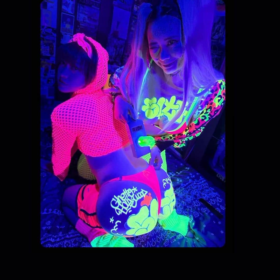 結城るみなのインスタグラム：「人生ぜんぶバグ🧠　byマルキド @marukido666   📸 @ghettohollywood   #bodyart #japanesegirl #model #rap #gravure #neon #TOKYO #ROPPONGI #IKEBUKURO #SHIBUYA #SHINJUKU #gal」