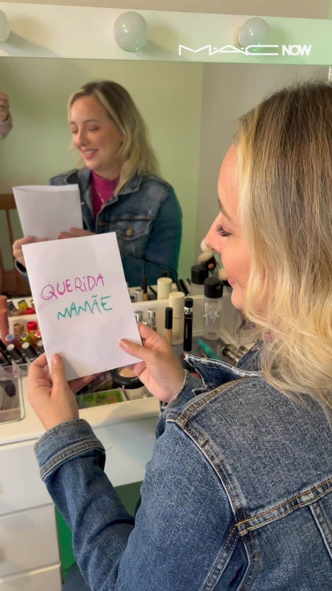 M·A·C Cosmetics BRのインスタグラム：「A @makedemae, maquiadora do time M•A•C Now, recebeu essa homenagem linda no Dia das Mães, demonstrando a emoção que é receber um mimo nosso 🥰❤ Estamos emocionados por aqui 🥺  Quem aí presenteou a mãe com um mimo da M•A•C? Comenta aqui embaixo👇  #MACDiadasMaes #DiadasMaes #MACHyperReal #MACStack」