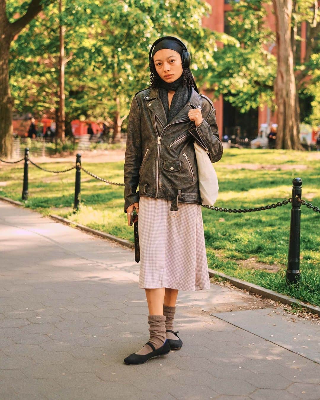 New York Times Fashionさんのインスタグラム写真 - (New York Times FashionInstagram)「Transitioning your wardrobe from spring to summer might feel impossible, but it isn’t. The key? Don’t worry about following rules.  The style on the streets of New York has been all over the place during the first weeks of spring, according to the photographer @simbarashecha. People in winter coats were standing next to people in shorts. The most telling sign of spring might have been that, with many outfits, there was an umbrella.  But there were other sartorial cues that signaled the arrival of warmer days. Beige and white became more ubiquitous shades than gray and black. Bare shoulders shared the street with many oversize blazers.  Most people seemed to follow few if any rules when getting dressed, except for embracing the season’s unpredictability. As one passer-by in SoHo put it, “It’s going to be nice for two weeks, and then we’re going to get killed by the summer heat.”  See more of New York’s best spring style at the link in bio. Photos by @simbarashecha」5月16日 0時01分 - nytstyle