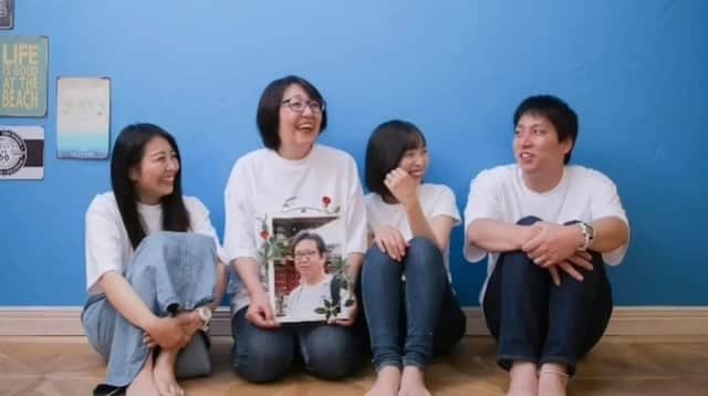 天舞音さらのインスタグラム：「母の日💐  今年は家族写真を撮ったよ☺️☺️  みんな大きくなったよ 沢山の孫もできて、どんどん賑やかになるね  子供を産んで、母の偉大さを知るっていうけど 本当に、手をかけ時間をかけて育ててもらったのだなと 今自分の子育てを通して改めて感じてる☺️☺️  これからも元気いっぱい、パワフルななーなでいて下さい🙆‍♀️♡ サランヘヨ  #母の日#家族写真#mothersday」
