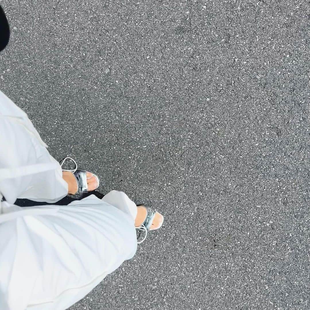 藤後夏子のインスタグラム：「👡でも👟でも👖 最近よく履いてる🤍踊れそうだねって言われたパンツ😂 寒い日はトレーニング着の上に着てる🙈」