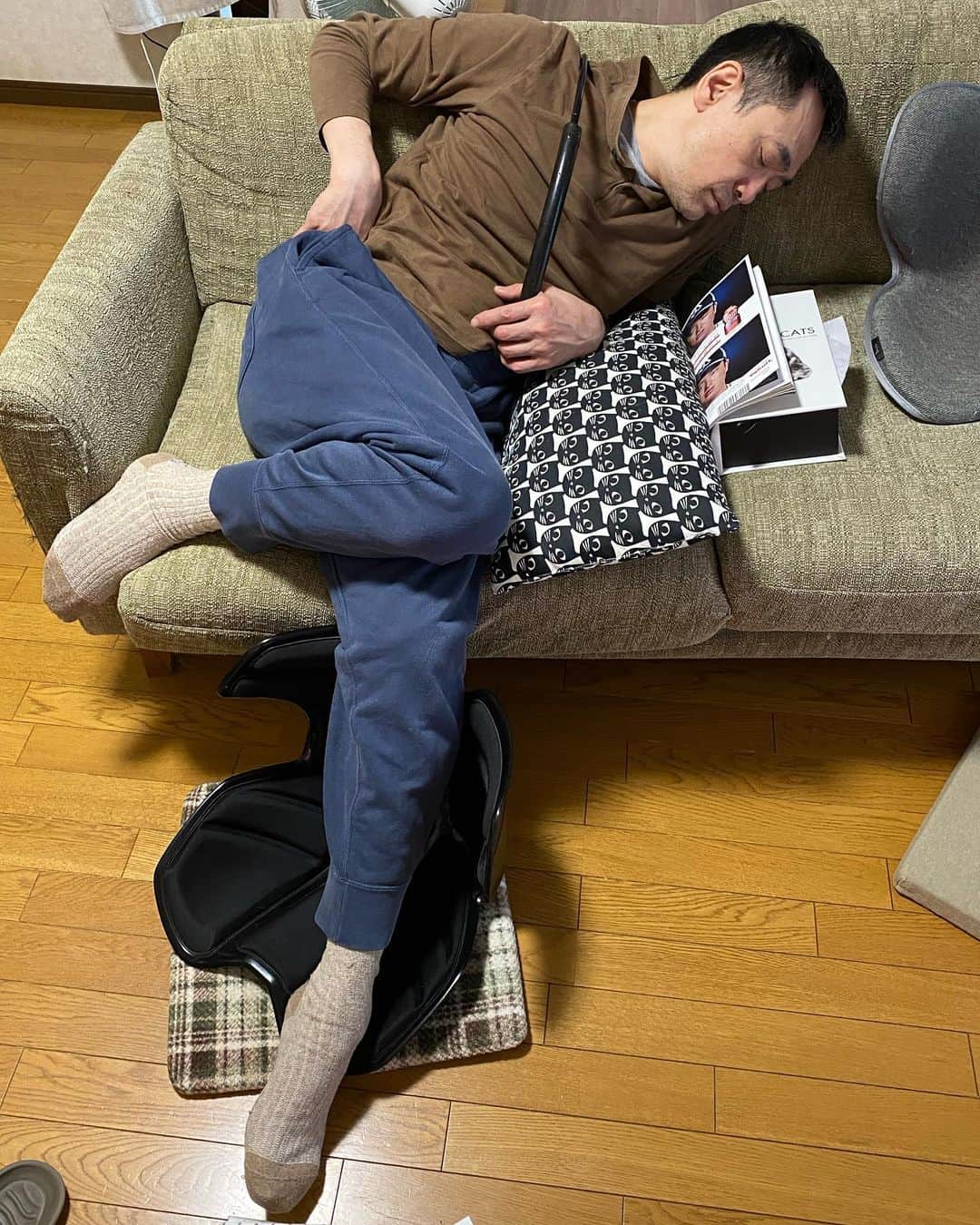 nemuru_catのインスタグラム：「#眠る夫  もちろん寝てる💤」