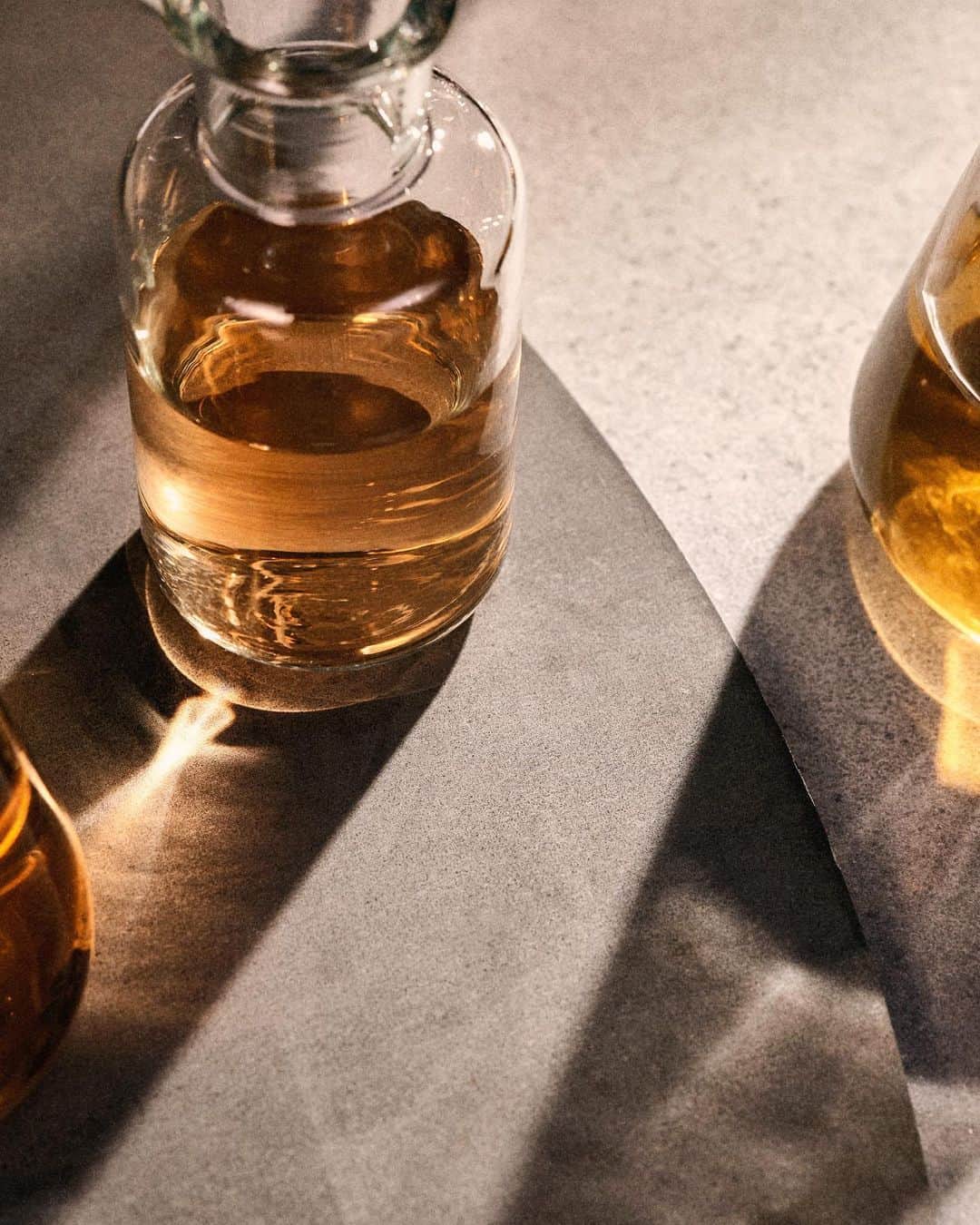 ドゥラメールのインスタグラム：「Visible youth-renewing Miracle Broth™ is what makes La Mer’s radiance unmistakable.  Discover all that our carefully crafted elixir does for skin on LaMer.com  #lamer #lamerskincare #miraclebroth」