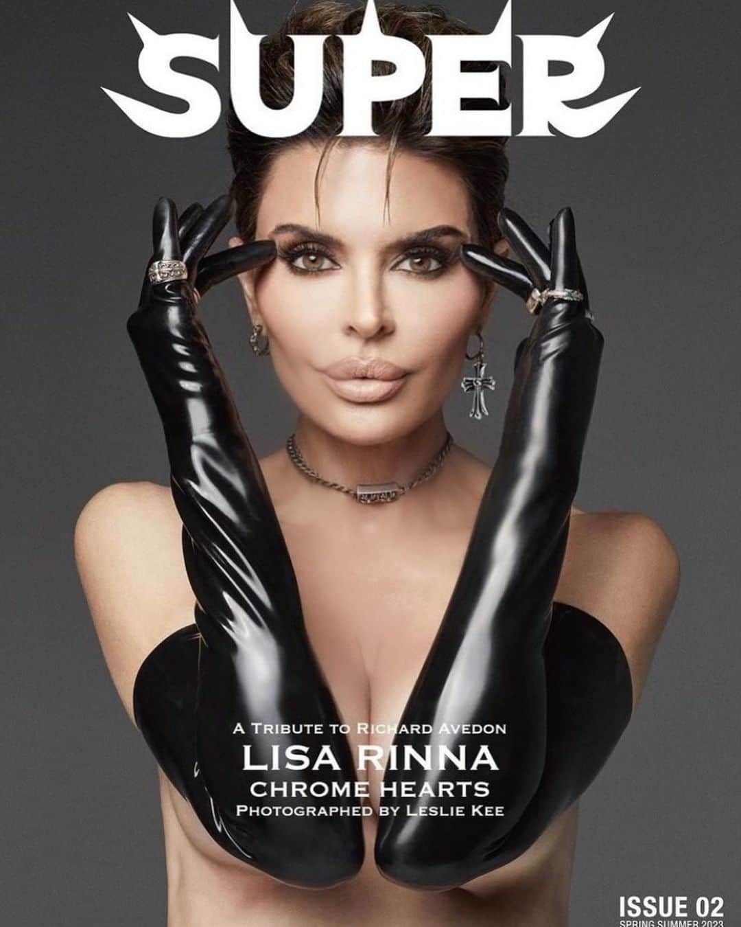 リサ・リナのインスタグラム：「Super Magazine @supermagazinenyc  ★ 2023SS issue 02★  「A Tribute to Richard Avedon」 Celebrating on 15 May 2023, the 100th Birthday of legendary photographer Richard Avedon !  @richardavedonfoundation #richardavedon #avedon100 #superavedon #supermagazinenyc #lesliekee   LISA RINNA @lisarinna   Photographed by @lesliekeesuper  Styling by @starburleigh  Hair by @ditadoeshair  Makeup by @domdella  Manicure by @naildesignsbylizho  Movie Filmed & Edited by @johnpatrickmedia  Photo assistant @edwardkwendt  Styling Assistant @_anthonyjason_ @amana_re @auva_ahmadi @lilitshahinyann  Photo Retouching by Fight Club Location :  @dfla_studio @evanduning  Special thanks @jeffreychassen   @x8_gallery @asahi_fashion #lisarinna」