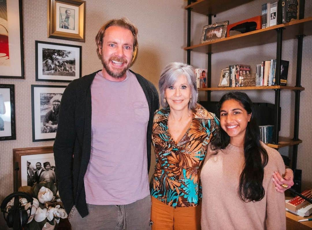 ダックス・シェパードさんのインスタグラム写真 - (ダックス・シェパードInstagram)「Of the many places I could have never imagined being, @janefonda ‘s media room might be at the top of the list. I LOVE this woman to death. We were blown away by every moment. Gratitude 10/10 on this one. @armchairexppod @spotifypodcasts」5月16日 0時03分 - daxshepard