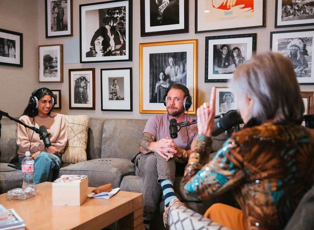 ダックス・シェパードさんのインスタグラム写真 - (ダックス・シェパードInstagram)「Of the many places I could have never imagined being, @janefonda ‘s media room might be at the top of the list. I LOVE this woman to death. We were blown away by every moment. Gratitude 10/10 on this one. @armchairexppod @spotifypodcasts」5月16日 0時03分 - daxshepard