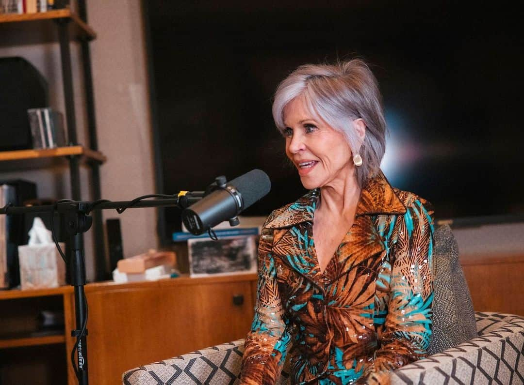 ダックス・シェパードさんのインスタグラム写真 - (ダックス・シェパードInstagram)「Of the many places I could have never imagined being, @janefonda ‘s media room might be at the top of the list. I LOVE this woman to death. We were blown away by every moment. Gratitude 10/10 on this one. @armchairexppod @spotifypodcasts」5月16日 0時03分 - daxshepard