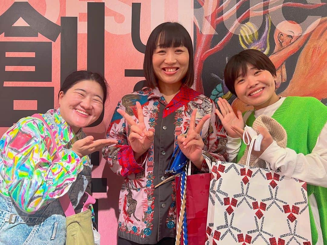 のインスタグラム：「しずさんの個展に行かせて頂きました🎨🩵🖼️🩷🖌️💚🧑‍🎨  芸術が爆発していて、見てると心がワクワクしたり、考えさせられたり、刺激的な絵ばかりでした🤩💥💗 かっこよかったです🥺🩵❤️💚🩷  #しずちゃんの創造と破壊展  #南海キャンディーズしずちゃん  さん #ガンバレルーヤ  #ガンバレルーヤよしこ #ガンバレルーヤまひる」
