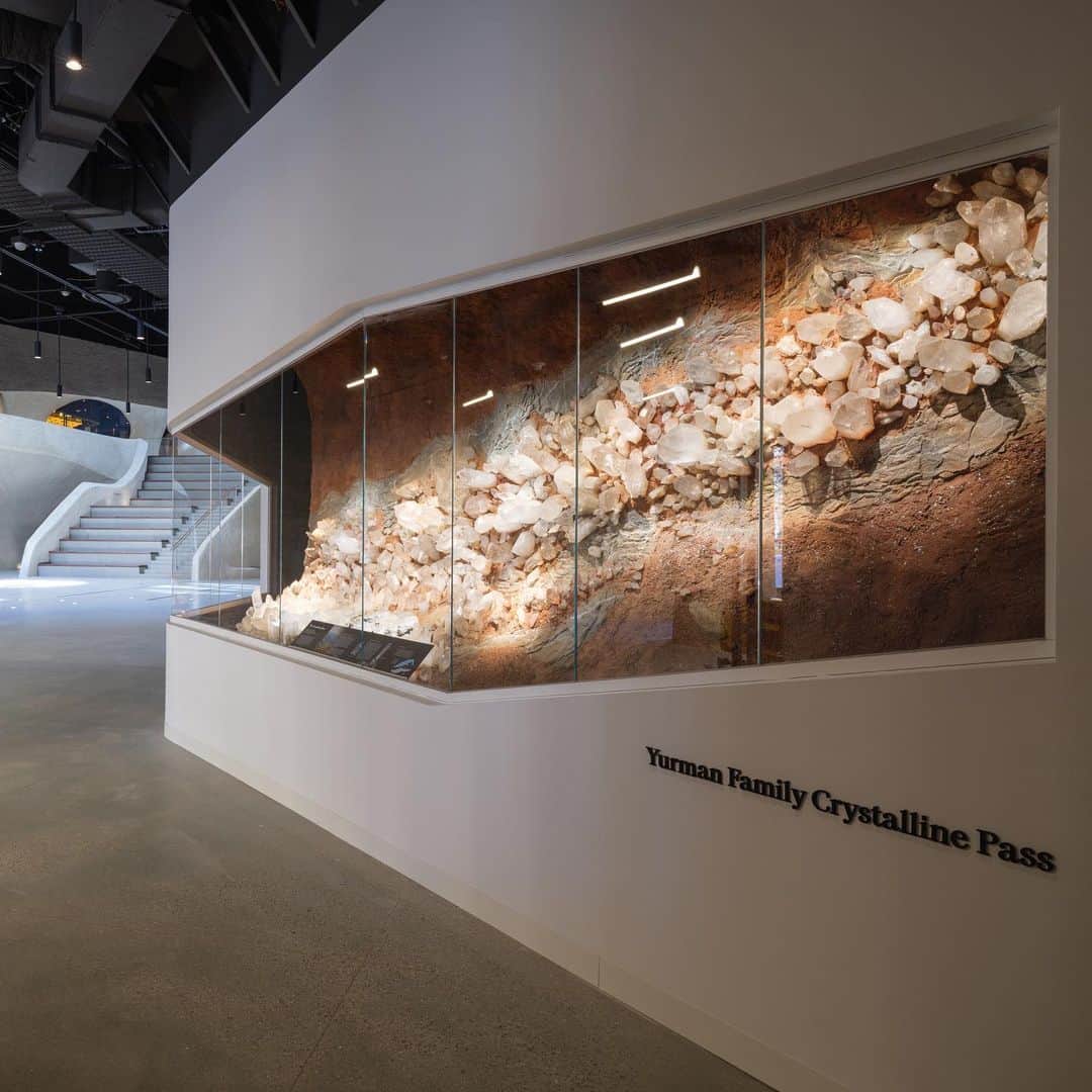 アメリカ自然史博物館のインスタグラム：「The Yurman Family Crystalline Pass is a dazzling 19-foot recreation of a quartz crystal mineral vein found in the Ouachita Mountains of Arkansas.  The formation of this crystal began in the early Paleozoic Era, about 485 million years ago. Over time, marine sediment rose out of the ocean, and silica from those rocks was eventually transported inland, becoming the quartz crystals we see today.  This stunning installation links the Museum’s new Richard Gilder Center for Science, Education, and Innovation with the Mignone Halls of Gems and Minerals, where visitors can learn more about the incredible diversity of the mineral world.   #gems #minerals #gildercenter #geology #amnh」