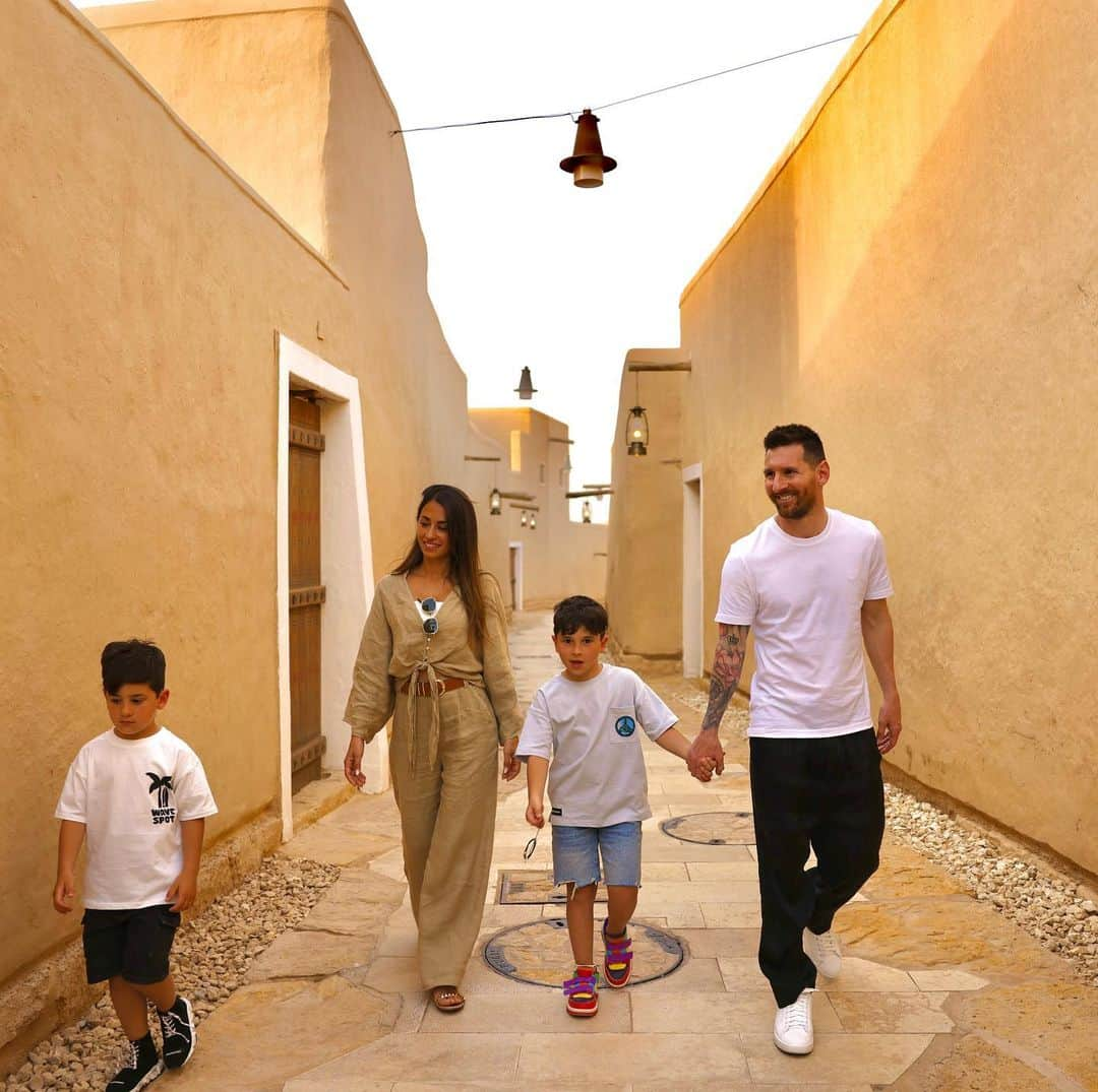 リオネル・メッシさんのインスタグラム写真 - (リオネル・メッシInstagram)「Great memory spending a sensational day exploring Diriyah with my family, the birthplace of the Saudi State and home to 300 years of history #visitsaudi #Diriyah @visitdiriyah  Pasamos un lindo día explorando Diriyah en familia, un lugar con 300 años de historia donde nació el Estado saudí.」5月16日 0時06分 - leomessi