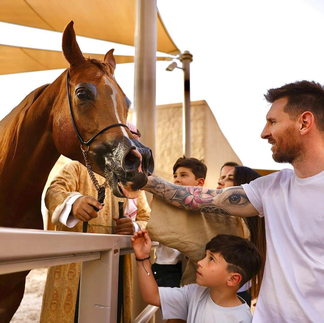 リオネル・メッシさんのインスタグラム写真 - (リオネル・メッシInstagram)「Great memory spending a sensational day exploring Diriyah with my family, the birthplace of the Saudi State and home to 300 years of history #visitsaudi #Diriyah @visitdiriyah  Pasamos un lindo día explorando Diriyah en familia, un lugar con 300 años de historia donde nació el Estado saudí.」5月16日 0時06分 - leomessi