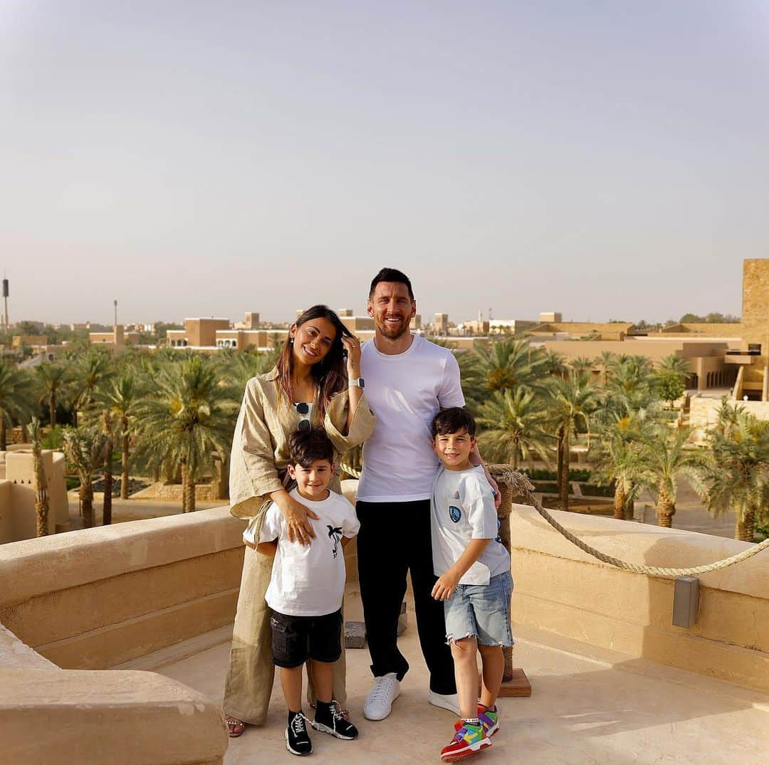 リオネル・メッシさんのインスタグラム写真 - (リオネル・メッシInstagram)「Great memory spending a sensational day exploring Diriyah with my family, the birthplace of the Saudi State and home to 300 years of history #visitsaudi #Diriyah @visitdiriyah  Pasamos un lindo día explorando Diriyah en familia, un lugar con 300 años de historia donde nació el Estado saudí.」5月16日 0時06分 - leomessi