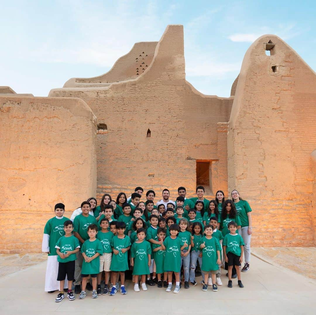 リオネル・メッシさんのインスタグラム写真 - (リオネル・メッシInstagram)「Great memory spending a sensational day exploring Diriyah with my family, the birthplace of the Saudi State and home to 300 years of history #visitsaudi #Diriyah @visitdiriyah  Pasamos un lindo día explorando Diriyah en familia, un lugar con 300 años de historia donde nació el Estado saudí.」5月16日 0時06分 - leomessi