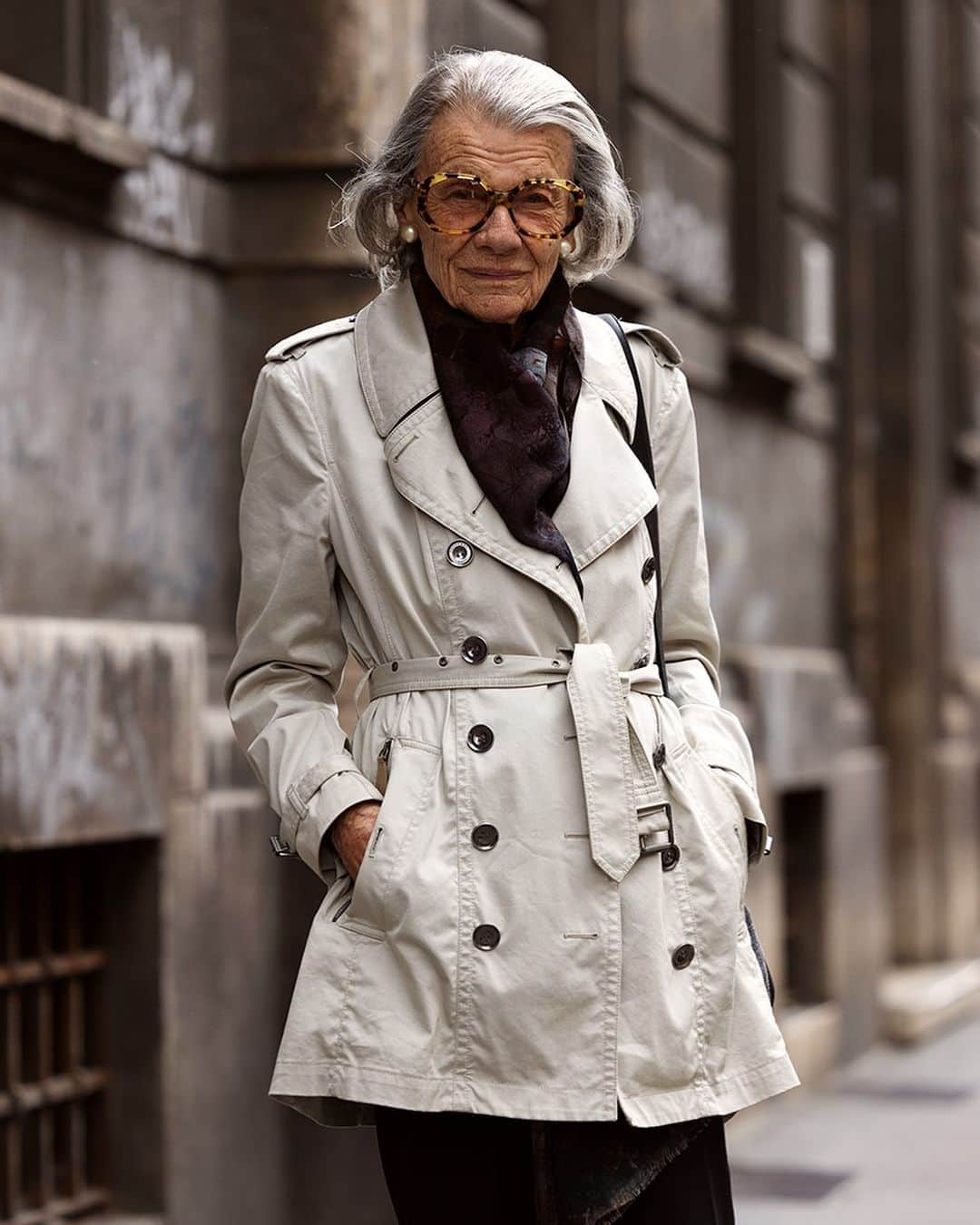 スコット・シューマンのインスタグラム：「Just before the wind and the rain and the hail storm I photographed this very elegant woman near via Solferino, Milano (of course)」