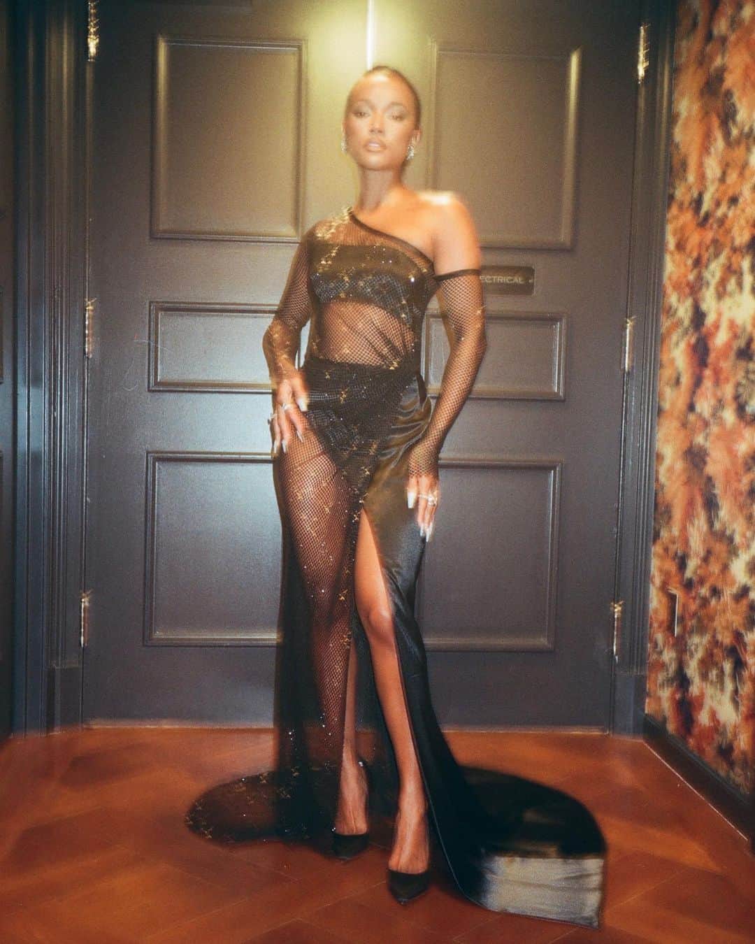 カルーシェ・トランのインスタグラム：「GLAAD Awards NY ‘23 - what an amazing night supporting the LBGTQIA+ and trans community! An honor to be in a room filled with so much love, inspiration and electrifying energy ❤️ stand with us against discrimination and support GLAAD in continuing to bring diverse stories to global audiences through media.. stories have power and GLAAD is our storyteller - donate now! donate.glaad.org    📸 @thankyousnapgod  @thenednomad」