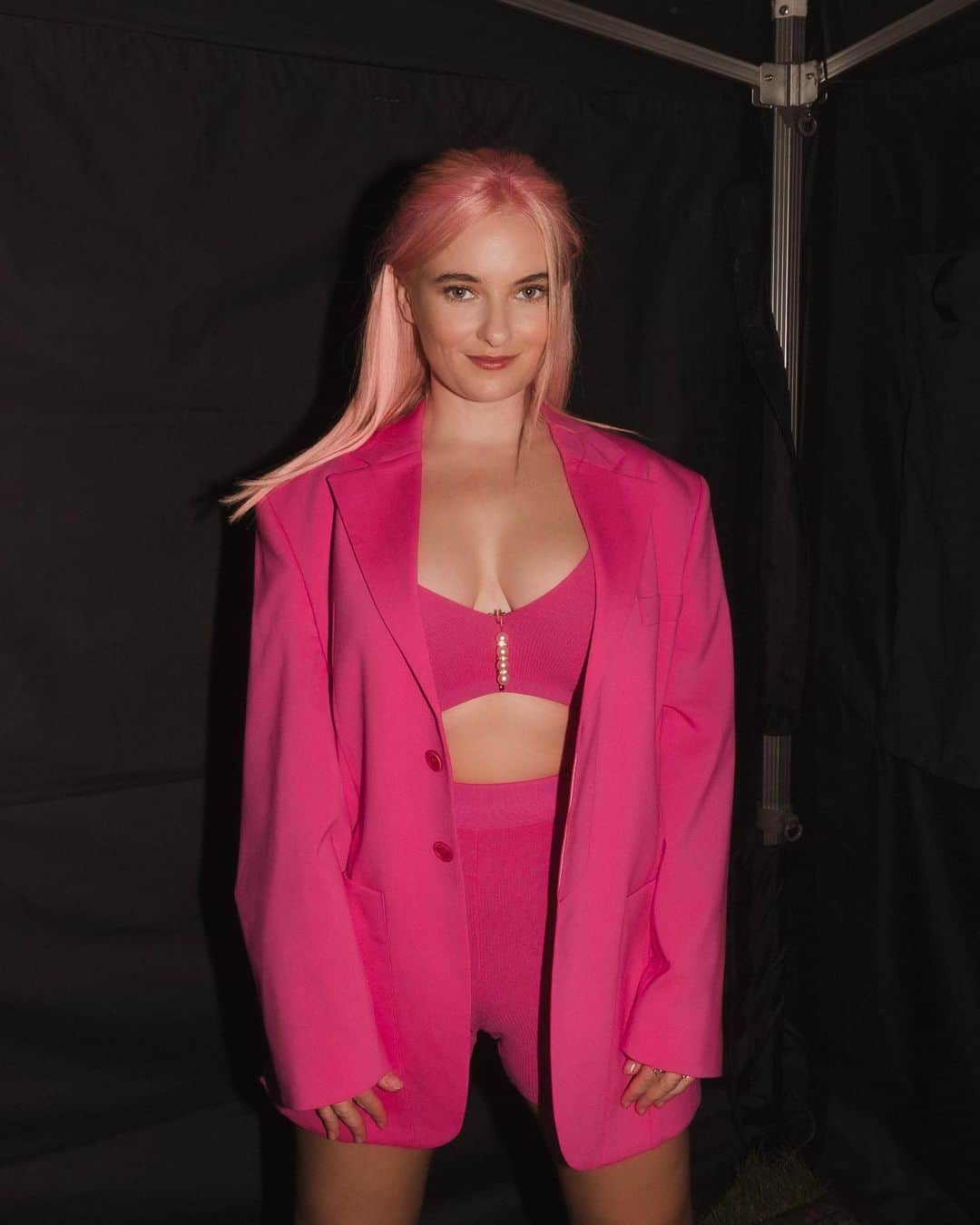 グレース・チャトーのインスタグラム：「Had to get back to my natural hair colour for summer 🎀」