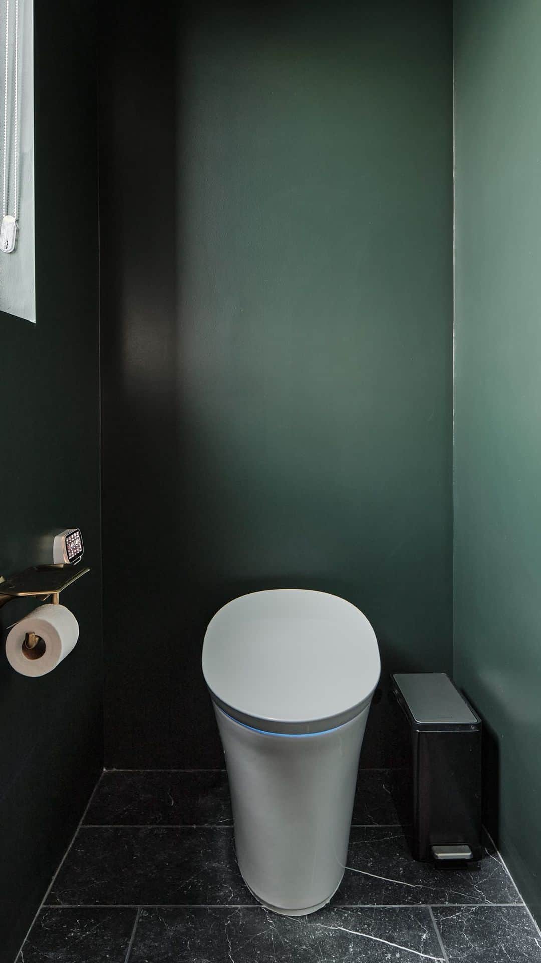 HGTVのインスタグラム：「A toilet that cleans itself? Now THAT’S smart. 🤯 Enter for your chance to win HGTV Smart Home 2023 in Santa Fe (a $2.2M grand prize!) today at our #LinkInBio 👈🏽  No purchase necessary. Ends 6/9/23. See hg.tv/SH23 for rules.」
