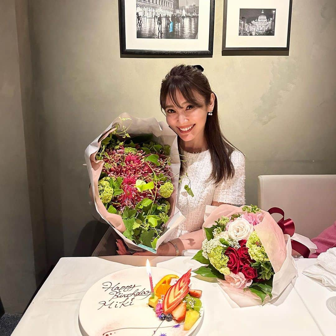 吉田美紀さんのインスタグラム写真 - (吉田美紀Instagram)「・ ・ 親子でツイードで過ごしたバースデー🍴  わたしは @lialapg  娘は @majeparis   わたしの好みのどストレート！ というパスタをいただけるお店でした🍝 @regalo_ristorante_sangubashi   美味しいものを楽しく美味しく頂けるように 身体を動かして健康に気をつけて 45歳も過ごしていきたいです♬  皆さま、新しい一年もどうぞよろしくお願いします🙇‍♀️  #regalo #regalosangubashi #birthdaydinner #レガロ」5月16日 0時23分 - miki__yoshida