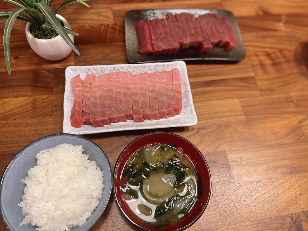 阿川麻美さんのインスタグラム写真 - (阿川麻美Instagram)「日本有数のマグロの町で有名な三崎で半世紀にわたり マグロ問屋として、神奈川・東京で鮮魚店や飲食店を展開している 「鈴木水産」のマグロ🐟  このクオリティが自宅で楽しめるのは嬉しい🥺❤️  お刺身食べれない息子が はじめておいしいと言ってくれて感動🥺💓  @suzukisuisan_miura   #鈴木水産 #三崎マグロ #マグロ取寄せ #産地直送」5月16日 0時24分 - asamichi922