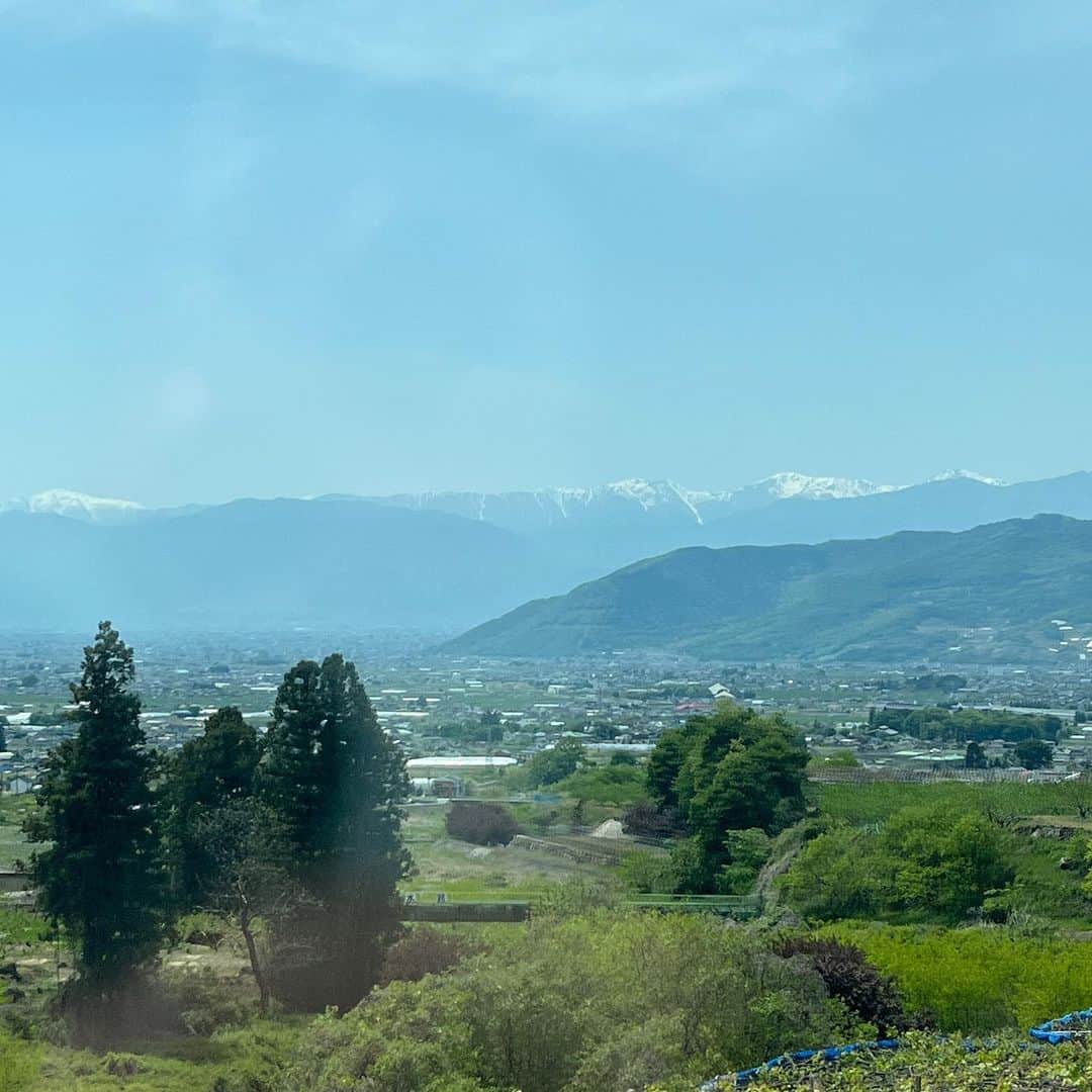 二見夕貴さんのインスタグラム写真 - (二見夕貴Instagram)「. #shooting  5/19〜 静岡県のTOHOシネマズで 放映されるCMに出演させていただきました🙊✨ 詳細は公開されてからまたお知らせします☺︎  " シネアド " っていうんですね。 初体験です！ 撮影してる側は体感ないですが スクリーン想像したらすごい🙊  お近くの方、映画観る機会があれば 是非CMタイムもご鑑賞ください☺️💓  2週間程流れるみたいです☺︎  -  ハウススタジオの一室が美容室でわくわくした 控室でのオフショと 撮影時のグリーンバックショットをちらり🤲🏻  度々お世話になっている山梨県まで 出張(言いたい)してきました🫶🏻 特急かいじ🚄の車窓の景色が 毎度たまらん🌳🌳🌳✨  #model #actress #cinema #yamanashi #モデル #女優 #映画館 #cm #シネアド #TOHOシネマズ #山梨県 #静岡県 #特急かいじ #ダンサー #旅好き #振付師」5月16日 7時00分 - yyyuki___