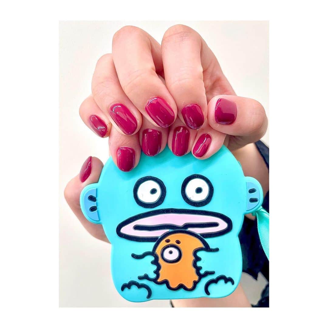 小山百代のインスタグラム：「・ ・ ・ ・  #魔入間ステ 本番に向けて クララネイルしてきました💅  原作に忠実に。 指先までこだわりたい👿💚  はなこさん！ (@cocoroom__nail ) ありがとうございました💅✨  楽しくお話しながらなので 一瞬で時間が過ぎ去ってしまう🥺🥺  ・  ナガノさんとサンリオコラボの ハンギョドンが好きでグッズを いくつか購入して愛用してるけど  入間くんとサンリオのコラボは クララとハンギョドンなのよ🫶🏻  ・ ・ ・ #入間くん  #ウァラククララ  #小山百代」