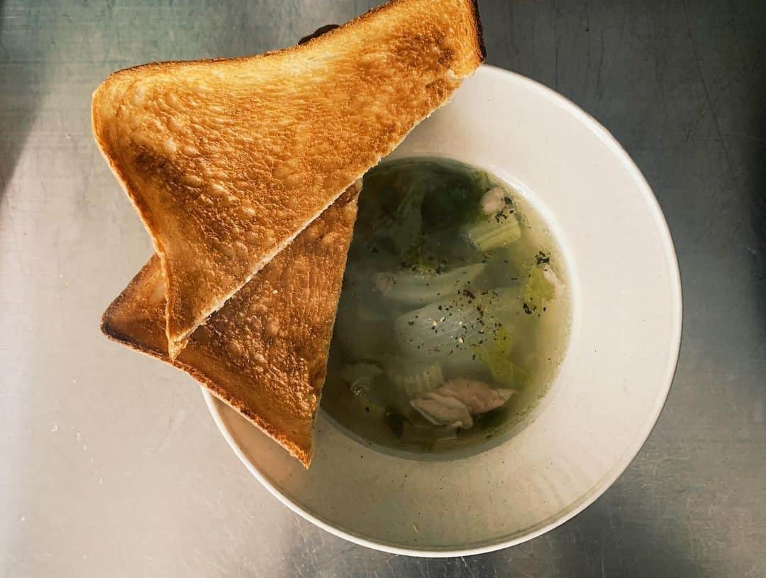 ゆきほさんのインスタグラム写真 - (ゆきほInstagram)「スネ肉を煮込んで、スープだけ飲んだりお肉だけ食べたりチーズをかけてりして、数日かけて食べる . #soup」5月16日 0時33分 - yukifox
