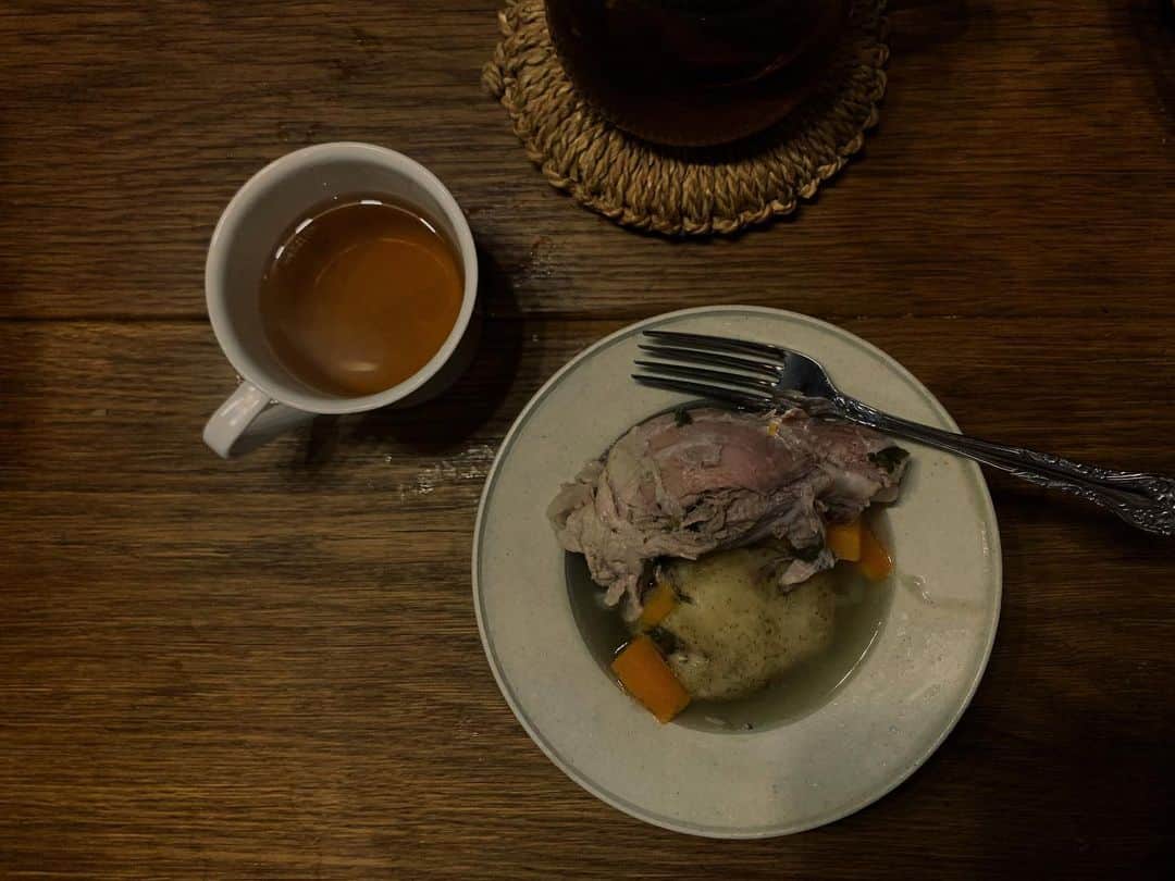 ゆきほさんのインスタグラム写真 - (ゆきほInstagram)「スネ肉を煮込んで、スープだけ飲んだりお肉だけ食べたりチーズをかけてりして、数日かけて食べる . #soup」5月16日 0時33分 - yukifox
