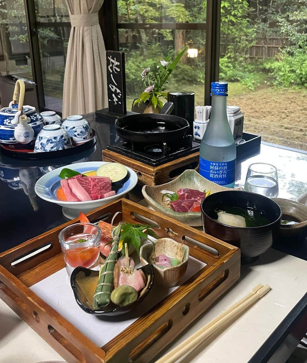 しゃらさんのインスタグラム写真 - (しゃらInstagram)「GWつづき   熊本の産山村でとれた山菜、鮎、お肉、馬刺し。 女将の漬物もおいしかった(推しは梅酒の梅)  #れいざん はやわらかい🍶☺️ できあがっとる姿をすみません🐙 家に持ち帰り何を思ったのかハーゲンダッツに日本酒かけてみた。めちゃおいしいに🙊❕  ごちそうさまでした。  #しゃらホテル#家族旅行#奥阿蘇の宿やまなみ」5月16日 0時43分 - shara_kyana