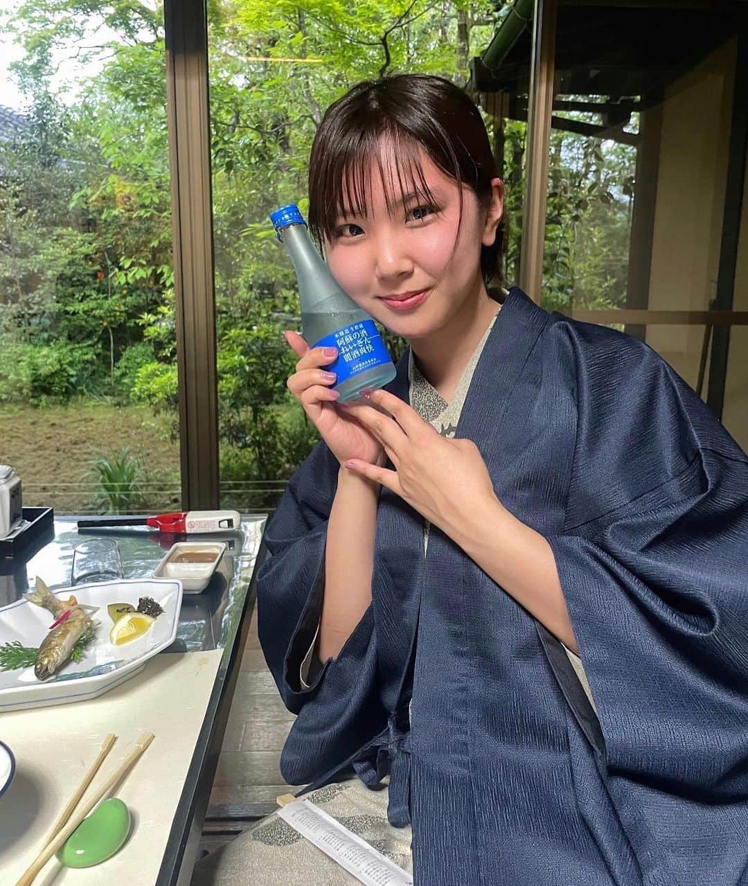 しゃらさんのインスタグラム写真 - (しゃらInstagram)「GWつづき   熊本の産山村でとれた山菜、鮎、お肉、馬刺し。 女将の漬物もおいしかった(推しは梅酒の梅)  #れいざん はやわらかい🍶☺️ できあがっとる姿をすみません🐙 家に持ち帰り何を思ったのかハーゲンダッツに日本酒かけてみた。めちゃおいしいに🙊❕  ごちそうさまでした。  #しゃらホテル#家族旅行#奥阿蘇の宿やまなみ」5月16日 0時43分 - shara_kyana