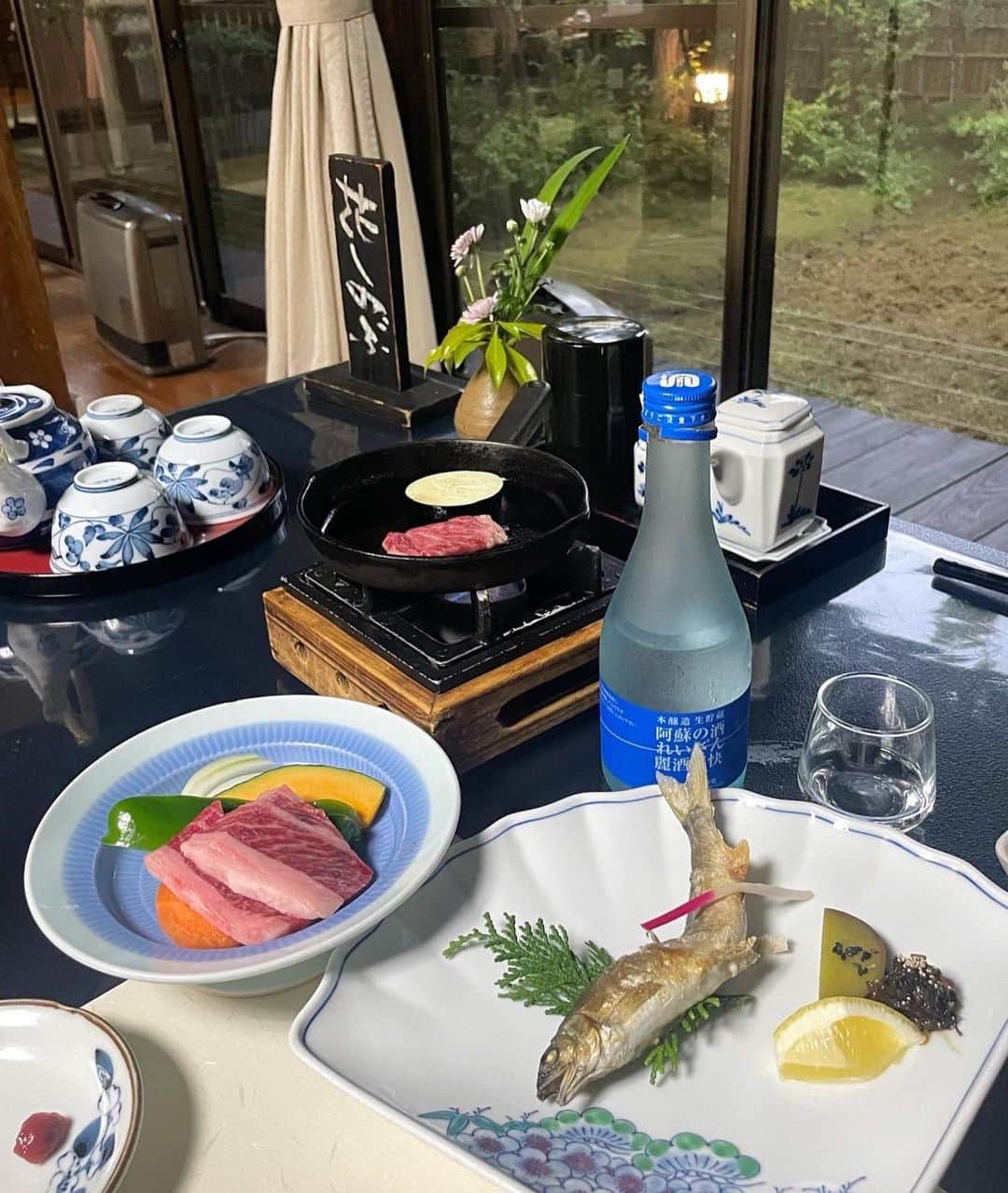 しゃらのインスタグラム：「GWつづき   熊本の産山村でとれた山菜、鮎、お肉、馬刺し。 女将の漬物もおいしかった(推しは梅酒の梅)  #れいざん はやわらかい🍶☺️ できあがっとる姿をすみません🐙 家に持ち帰り何を思ったのかハーゲンダッツに日本酒かけてみた。めちゃおいしいに🙊❕  ごちそうさまでした。  #しゃらホテル#家族旅行#奥阿蘇の宿やまなみ」