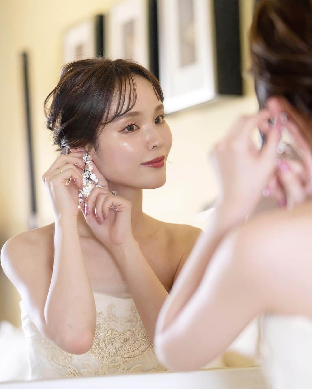 磯田 ひかる(Hikaru Isoda) さんのインスタグラム写真 - (磯田 ひかる(Hikaru Isoda) Instagram)「先日、無事に結婚式を挙げることができました💐💍  念願のガーデンウエディングで、心配していたお天気にも恵まれ。 家族と友人と一緒に過ごせた素敵な1日になりました🥰  ハワイだし、カジュアルにやりたいと思ってたから結婚式の前日に両親にお手紙渡したの✉️ その時も泣いてたし、挙式前も泣いてたからまっすぐ顔見れなかった🥹  お友達は色々制限のあるなかでこんな遠いところまで来てくれて、本当に嬉しかった🥲💕  ハワイに行く度、思い出の場所に何度も行けるといいなぁと思ってカハラホテルにしました🤍 ドレスは胸元の刺繍がカハラホテルのイメージにピッタリで選びました！  厳選した10枚どれにするか悩みすぎて載せるの遅くなりました...🙏」5月16日 0時39分 - picaruuu