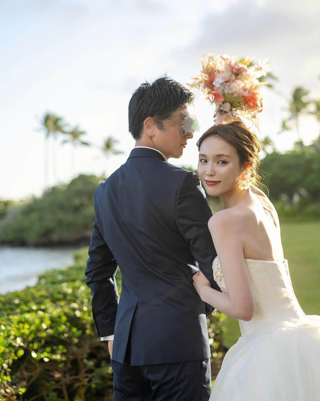 磯田 ひかる(Hikaru Isoda) さんのインスタグラム写真 - (磯田 ひかる(Hikaru Isoda) Instagram)「先日、無事に結婚式を挙げることができました💐💍  念願のガーデンウエディングで、心配していたお天気にも恵まれ。 家族と友人と一緒に過ごせた素敵な1日になりました🥰  ハワイだし、カジュアルにやりたいと思ってたから結婚式の前日に両親にお手紙渡したの✉️ その時も泣いてたし、挙式前も泣いてたからまっすぐ顔見れなかった🥹  お友達は色々制限のあるなかでこんな遠いところまで来てくれて、本当に嬉しかった🥲💕  ハワイに行く度、思い出の場所に何度も行けるといいなぁと思ってカハラホテルにしました🤍 ドレスは胸元の刺繍がカハラホテルのイメージにピッタリで選びました！  厳選した10枚どれにするか悩みすぎて載せるの遅くなりました...🙏」5月16日 0時39分 - picaruuu