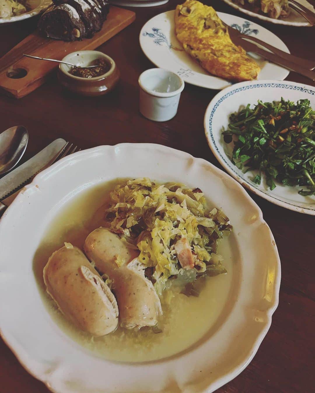 椎名直子のインスタグラム：「忙しい？？ 1時間だけ食べにくれば~っ  と、友。  パジャマでダッシュ。  近所っていいなとおもう　50の夜。です。 うまかった〜っ。」