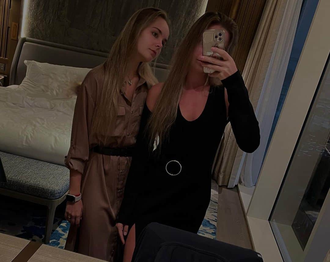 アベリナ姉妹のインスタグラム：「Всем хорошего вечера🌇」
