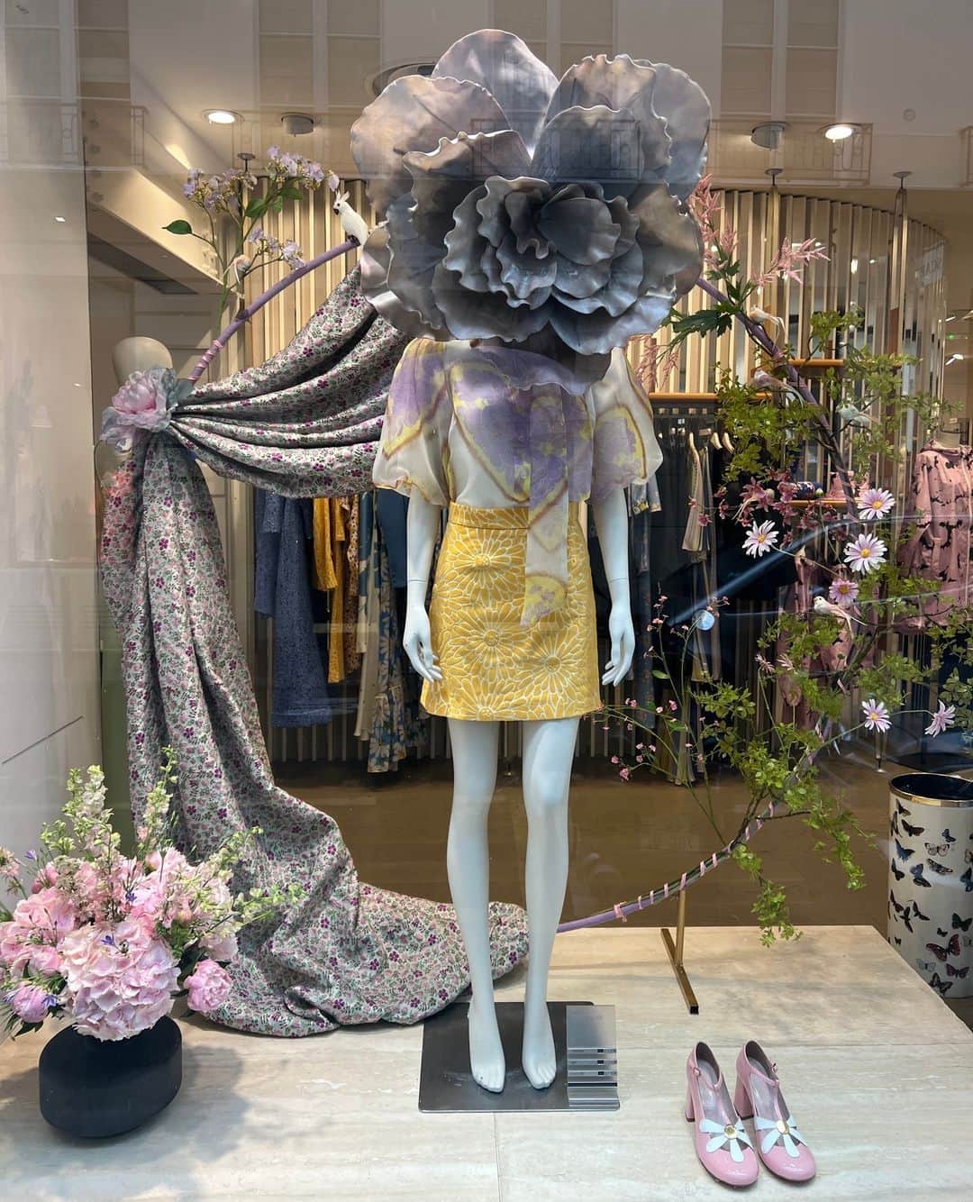 ポール&ジョーのインスタグラム：「Window updated : it’s left bank, it’s floral and it’s waiting for you 🌷 64 rue des Saints-Pères, 75006 Paris」