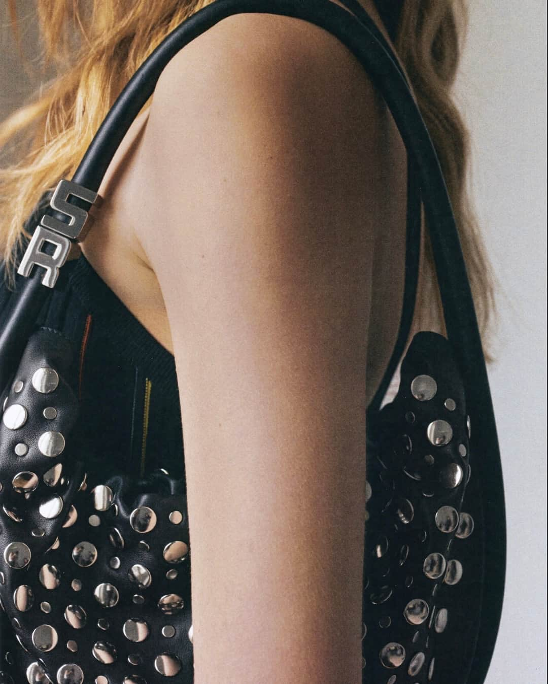 ソニアリキエルのインスタグラム：「From day to night, your go-to bag with a hint of studs ​​​​​​​​​#soniarykiel #paris #dominobag」