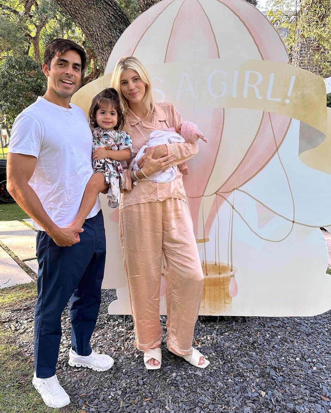 デヴォン・ウィンザーのインスタグラム：「First fam photo 🩷」