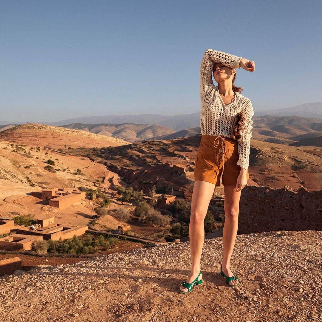 のインスタグラム：「Avec les sandales Lise aux pieds, on aime l'été, un peu, beaucoup, passionnément ! Et leur cuir verni coloris vert pomme est tout bonnement, à croquer !   📍 Fabrication au Portugal   #summer #ootd #vert #sandales #mellowyellowparis」