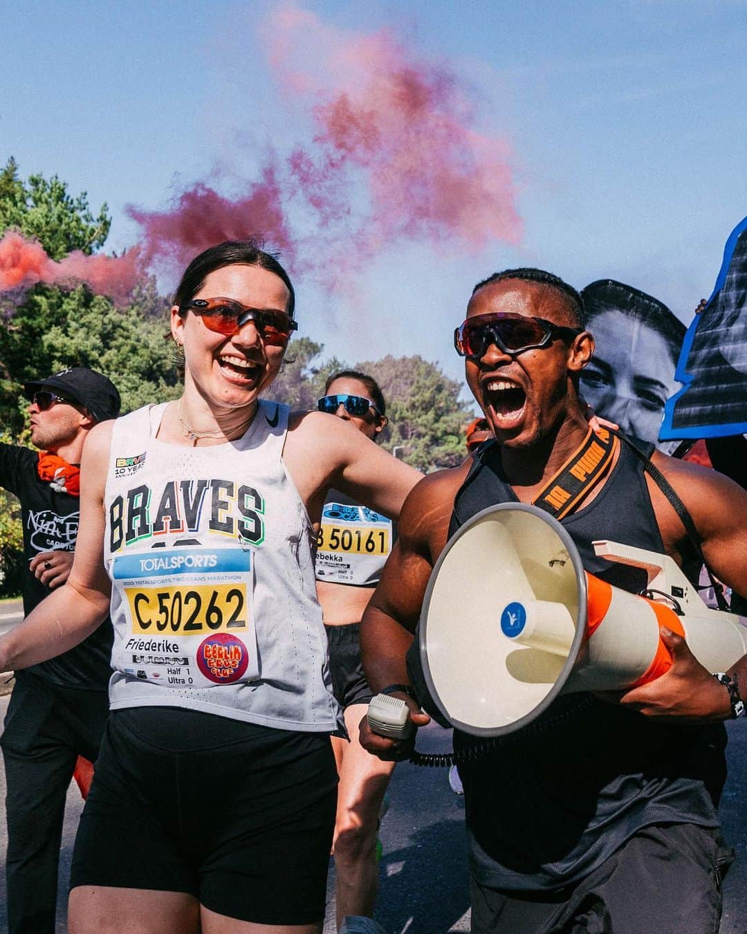 OAKLEYのインスタグラム：「Running sucks, but Cape Town showed us what it’s all about: one band, one sound. And if you don’t run, you cheer. A special shoutout to local crew @theninefour and Berlin crew @berlinbraves for some wild days. #OakleyRunning」