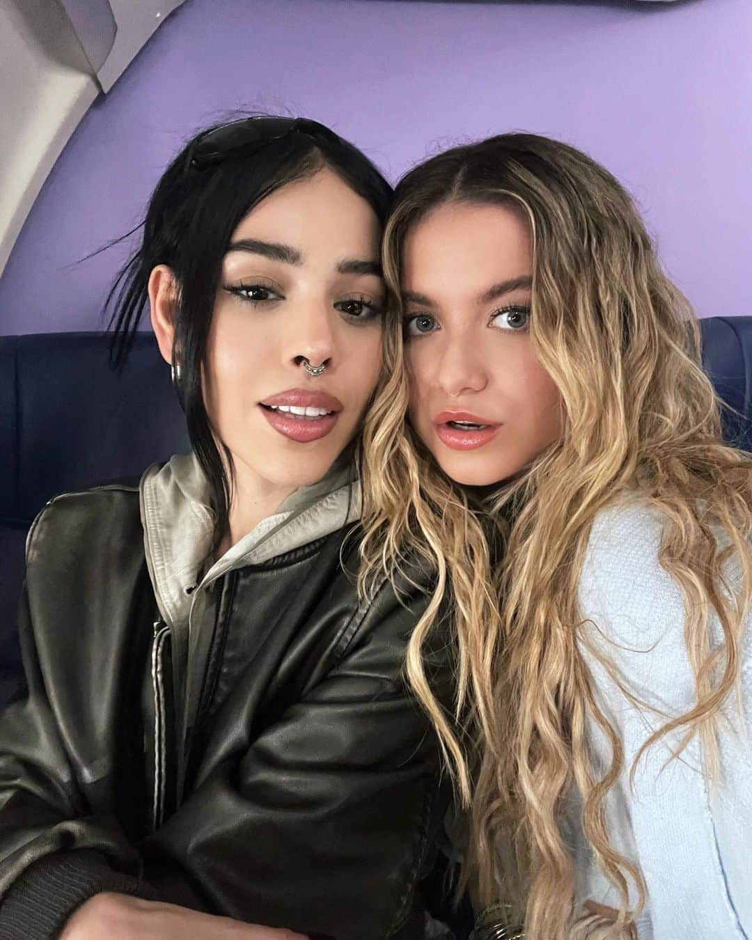 Danna Paolaのインスタグラム：「te quiero un montón ☁️☁️💘 @dannapaola ✈️✈️ #tqum #tqum #tqum」