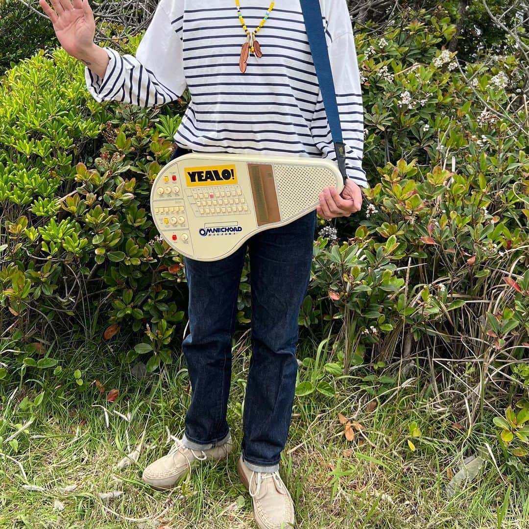 松田岳二のインスタグラム：「世界中にオムニコード使いはたくさんいますが、ドリルで穴あけてストラップピンを取り付け、この持ち方をしたのはいないと思われる。 今もストラップ付けてる人もいないし、この向きでピロリンするオムニ奏者はいないか、、、逆向きだし。。  なんにせよオムニ再発、おめでとうございます。  #cgf #cubismograficofive  #cbsmgrfc #omnichord」