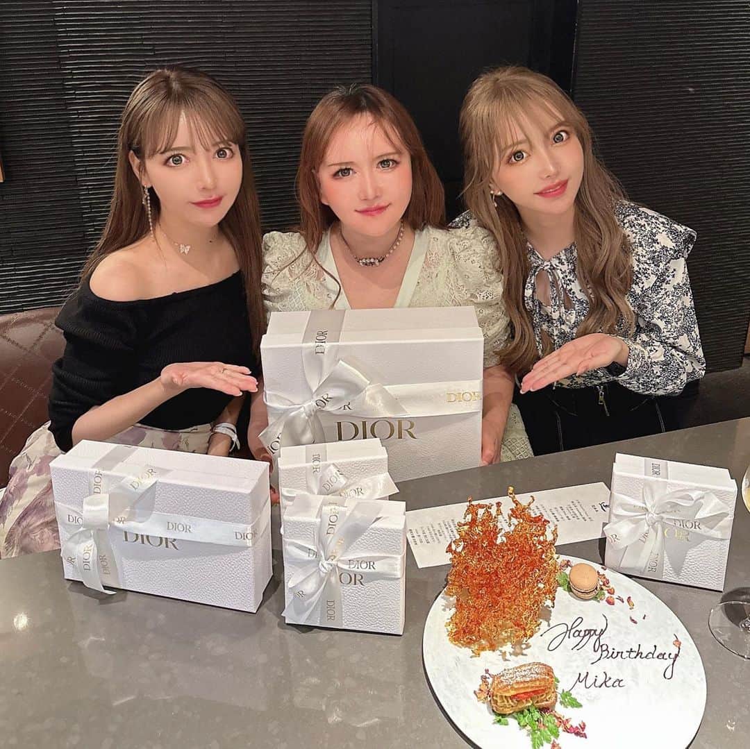 吉川ちえのインスタグラム：「【🐸❤️🐸❤️🐸❤️🐸】 . うちらの第2の東京の母😙💓 みか先生のお誕生日お祝い🎂した時の㊗️✨ 広尾駅から西麻布方面に歩いて行く途中にある . ✅ 蓮 . と言う中華👲とフレンチが融合したコース料理を食べながらお祝いしました🥰🩷 今まで食べた中華の中でいちばんすきだった✌️❤️ みか先生も喜んでくれて良かった😍💕 . デザートプレートが可愛すぎて びっくりしてしまった🤣💓 これ全部飴で出来てて凄かった🫶 . #蓮 #中華料理 #誕生日お祝い #誕生日会 #サプライズ」