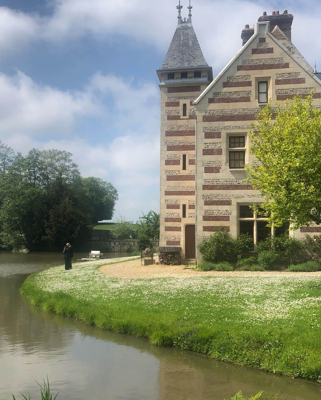 雨宮塔子さんのインスタグラム写真 - (雨宮塔子Instagram)「土曜日にノルマンディへロケに行ってきました(片道車で約3時間半🚗)。 ずっと雨天続きのフランスでしたが、そこは晴れ女の私たち(男性スタッフには聞くの忘れました💦) 気合いでこの日だけ晴れ時々曇り👍  まだ詳しくはお知らせできないのですが、某番組で、ノルマンディの16世紀から続くお城の現城主、ジャック・ド・ナヴァセルさんの取材です😊  ジャックさんは姿勢の良さや佇まいからも品性が滲み出ていらして、とても深いお話を伺えました❣️ 番組についてはまたおってお伝えさせてください〜☺️  #ノルマンディといえば #牛さんです  #スプレーを片時も離さないプロ意識の高さが泣ける #ヘアの和枝さん @deki_kazue_hair   #お城の周りは新緑が眩しい #池に囲まれたお城 #城内の窓からの景色も #ステキング😍  #夜もふけた帰りの車中で #ノルマンディ産のフロマージュやお惣菜で #夕ご飯🧀🍷」5月16日 1時07分 - amemiya.toko