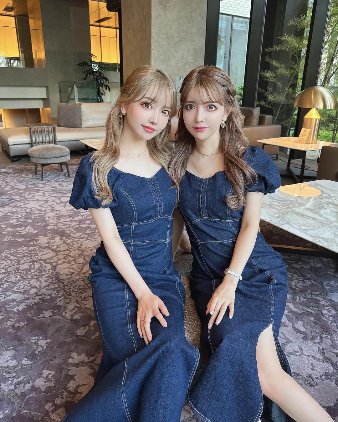 吉川ちえのインスタグラム：「【💙💙💙💙💙】 . 最近自分の中でデニム生地がすき😘❤️ このワンピースは ( @lipservice_official )の🥺🩷 デニムだとカジュアル強くなっちゃう イメージだけどリップのこのワンピは シルエットがマーメイドになってるので 上品な感じに着れるから良き🙆‍♀️❤️ 双子でお揃いで着ました😙💓 . #lipservice #リップサービス #リンクコーデ #双子コーデ」
