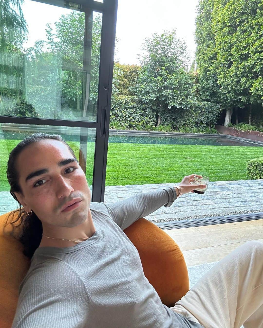 ウィリー・カルティエのインスタグラム：「Ça vient d’Aulnay-sous-Bois  Ça vient d’Max Dormoy Ça vient d’Gambetta  Et ça va  Pas  Paris À tout prix Mais pas pour la vie Tous les chemins mènent en Italie Au Lac de Côme je terminerai ma vie」