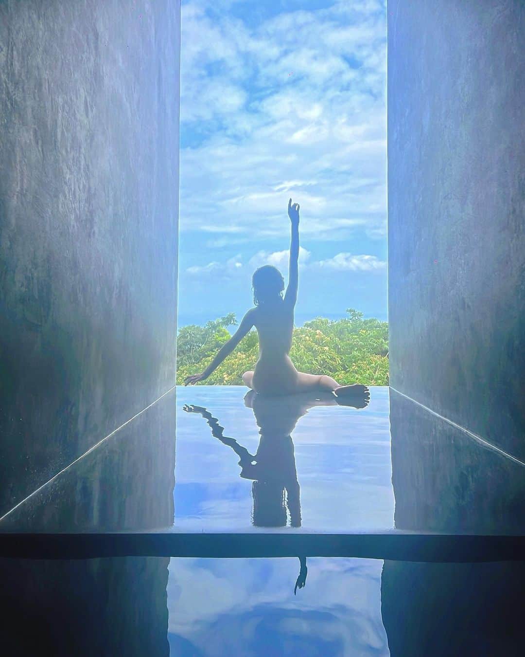 明日花キララのインスタグラム：「お部屋のお風呂が幻想的でした🛀☁️ 朝昼夕方で全く違う景色が撮れました。 #bathroom  #ヨガ未経験 🧘🏼‍♀️」