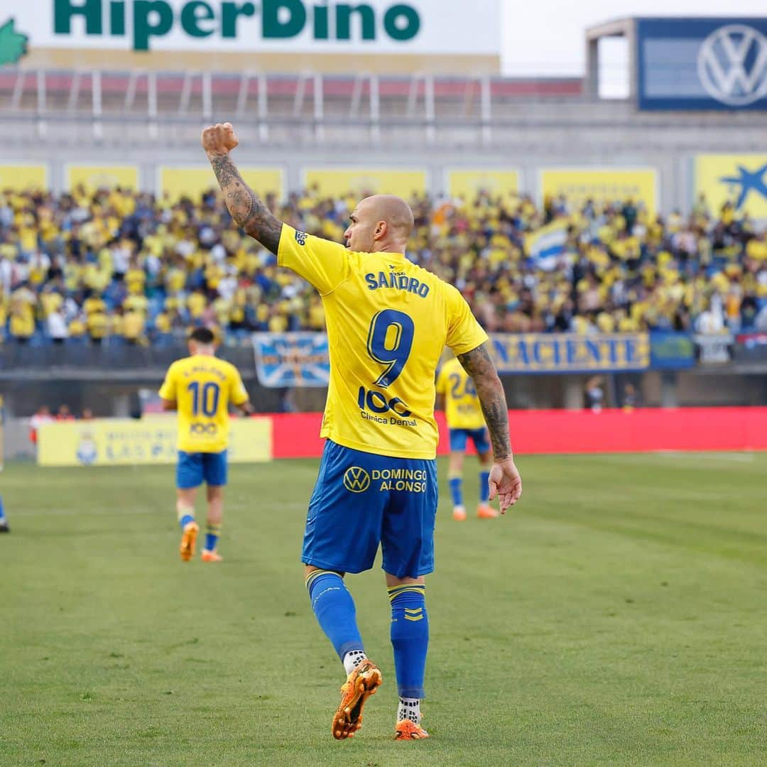 サンドロ・ラミレスのインスタグラム：「Esto es fútbol ⚽️ Quedan dos finales y seguiremos peleando hasta el final juntos siempre💪🏻 Muchas gracias por el increíble apoyo y ambiente 💛💙 #LaUniónHaceLasPalmas #LaLigaSmartBank」