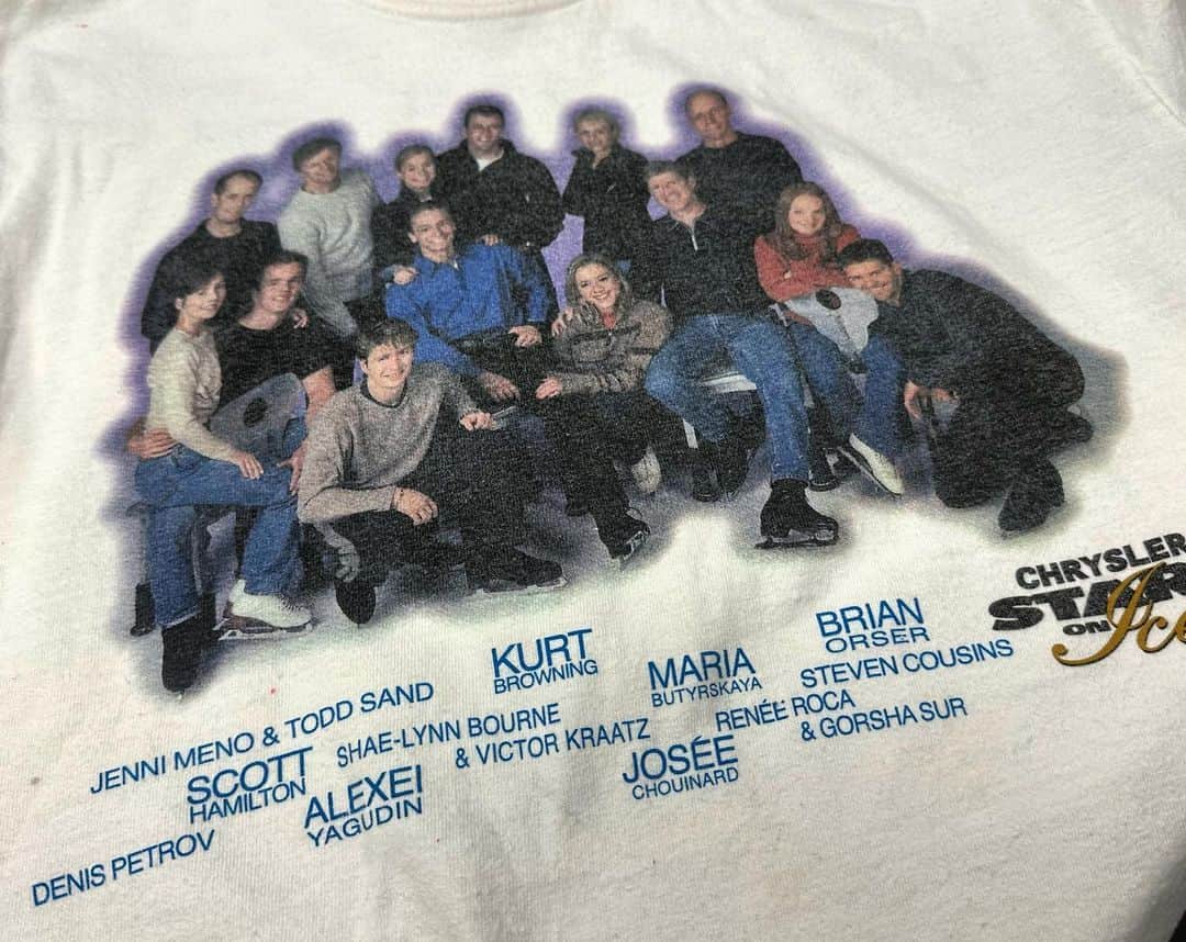 アレクサ・シメカのインスタグラム：「How wild is this T-shirt!? It has Jenni & Todd, but also TWO of our choreographers. Renee Roca and Shae-Lynn Bourne! We are on tour with the legend Kurt Browning and Brian Orser was in the audience last week! Skating is a family without a doubt. ☺️」
