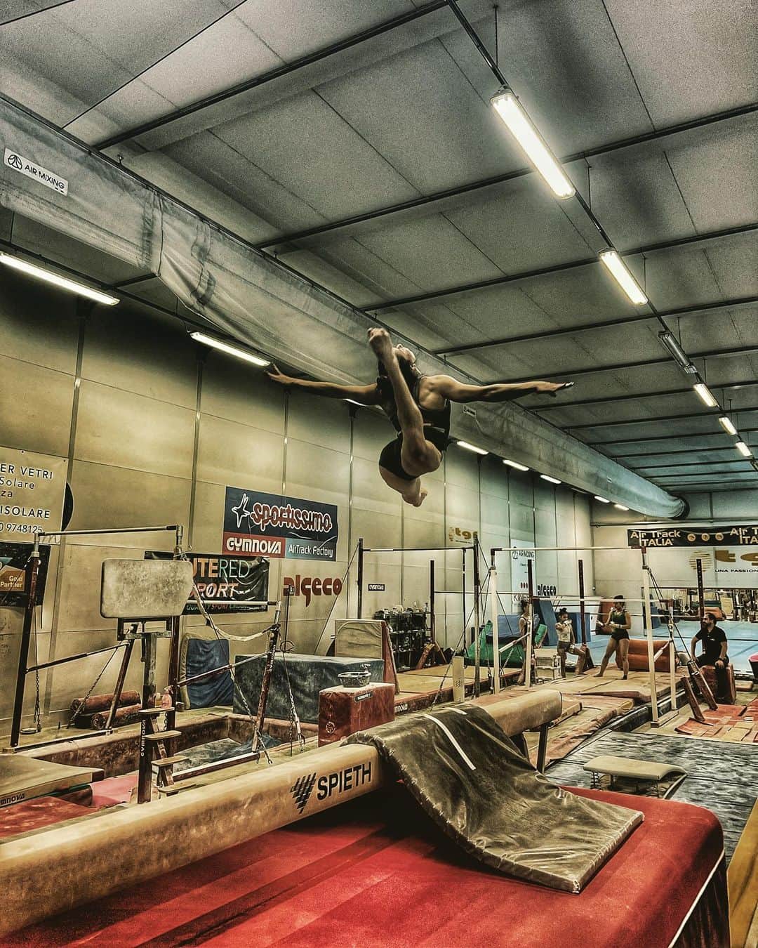 バネッサ・フェラーリさんのインスタグラム写真 - (バネッサ・フェラーリInstagram)「🫀  #gymnastics #gym #workout」5月16日 1時28分 - ferrarivany